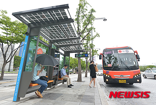 首尔公交站装太阳能电池组  可同时为60部手机充电