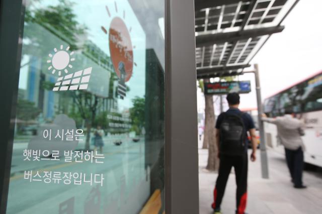 首尔公交站装太阳能电池组  可同时为60部手机充电