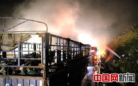 广东：拖挂车运载废旧电池忽起火 消防及时处理无伤亡