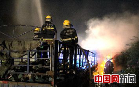 广东：拖挂车运载废旧电池忽起火 消防及时处理无伤亡