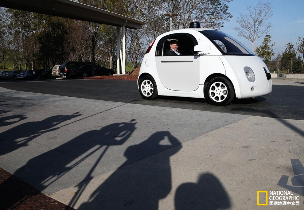 董事长Eric Schmidt正在试驾自家研发的自动驾驶汽车