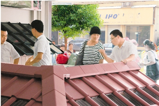 光伏电池做进瓦片里 民居屋顶变太阳能电站