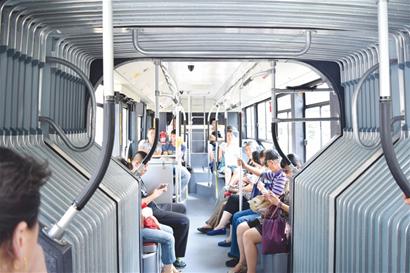 青岛18米长双源电车运行 边行驶边给电池充电