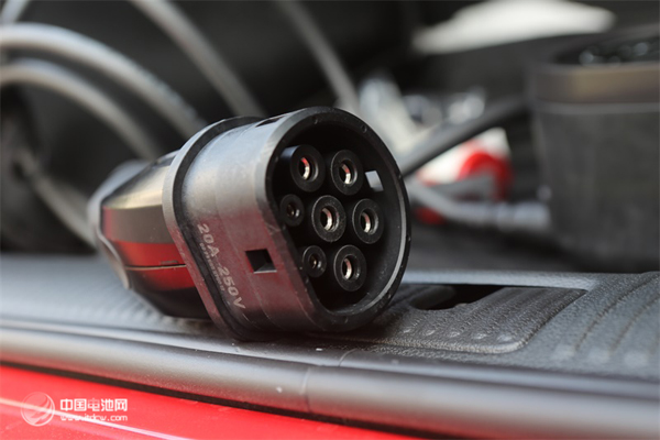 广州加速新能源车充电设施建设 明年建1万个充电桩