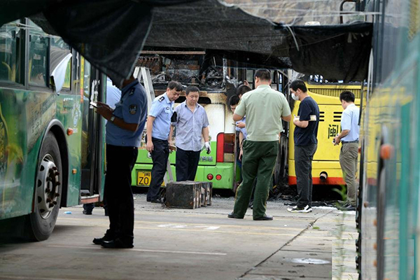 厦门11辆公交车自燃被烧毁  金龙电气混合动力受牵连