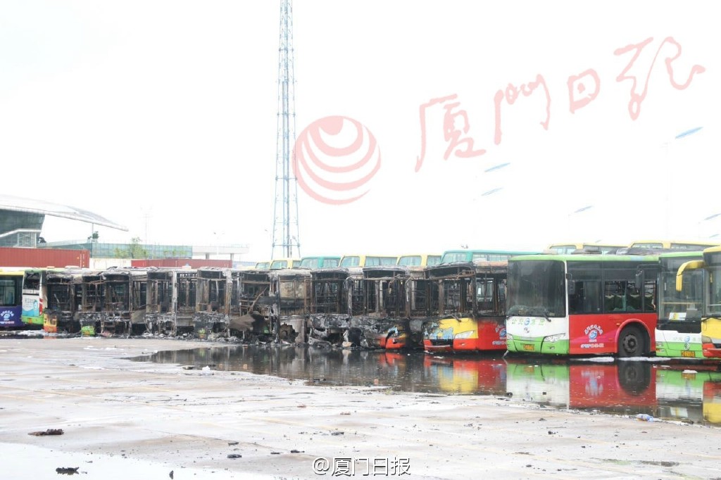 厦门公交场站起火 11车被烧损1人送医途中身亡