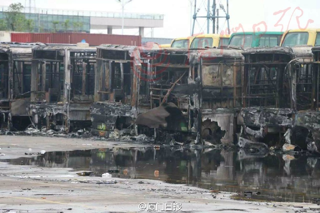 厦门公交场站起火 11车被烧损1人送医途中身亡