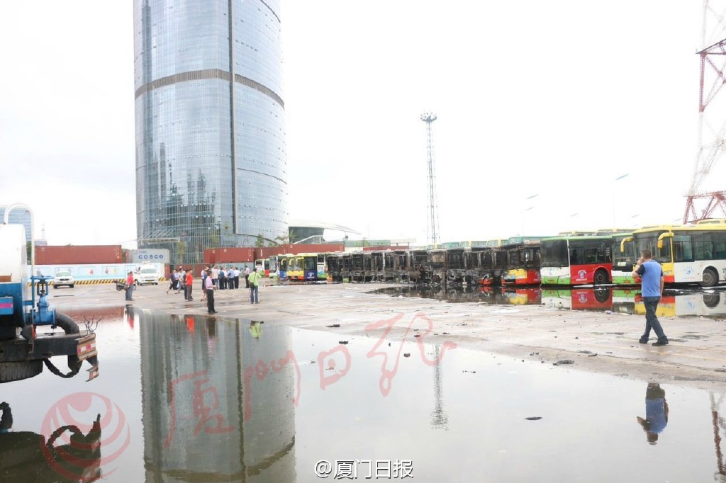 厦门公交场站起火 11车被烧损1人送医途中身亡