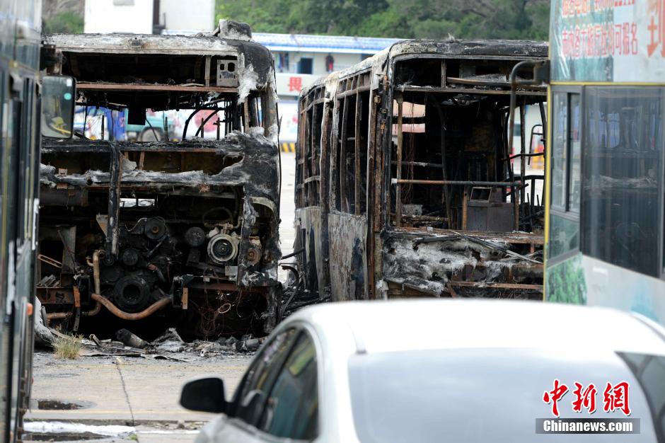 厦门公交场起火 多辆公交车被烧毁1人死亡