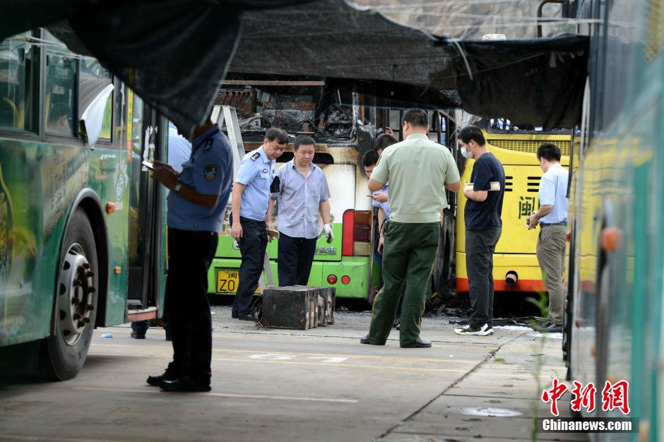 厦门公交场起火 多辆公交车被烧毁1人死亡