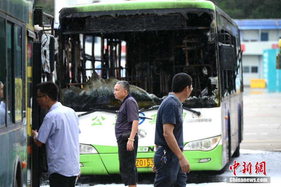厦门公交场起火 多辆公交车被烧毁1人死亡
