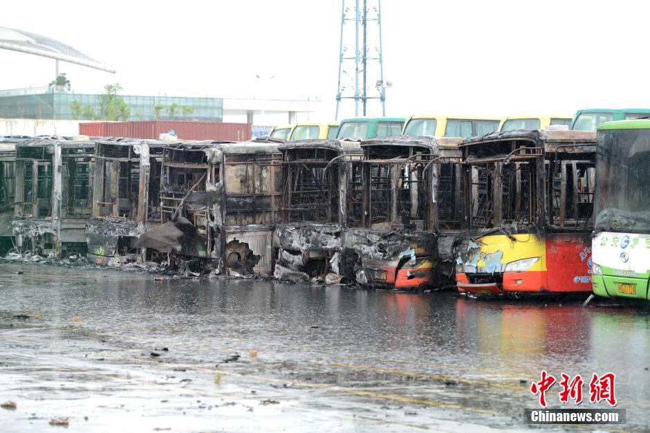 厦门公交场起火 多辆公交车被烧毁1人死亡