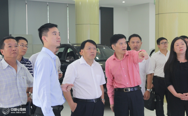 胡晓明向王春燕副市长一行介绍杭州微公交项目