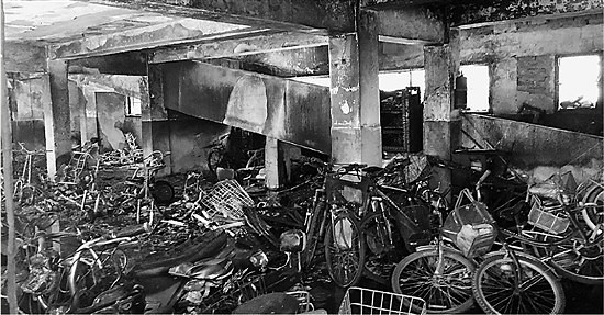 杭州车库起火 近300辆自行车和电动车被烧成铁架