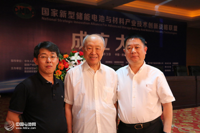 中国电池网创始人与中科院杨裕生院士等合影