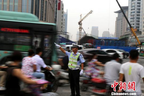 郑州：电动车大军浩浩荡荡 安全隐患引争议不断