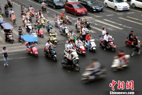 14399郑州：电动车大军浩浩荡荡 安全隐患引争议不断