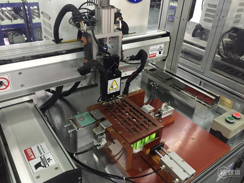 机器正在并联焊接电芯