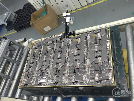 灌胶技术：电芯被特殊胶水固定，阻绝空气