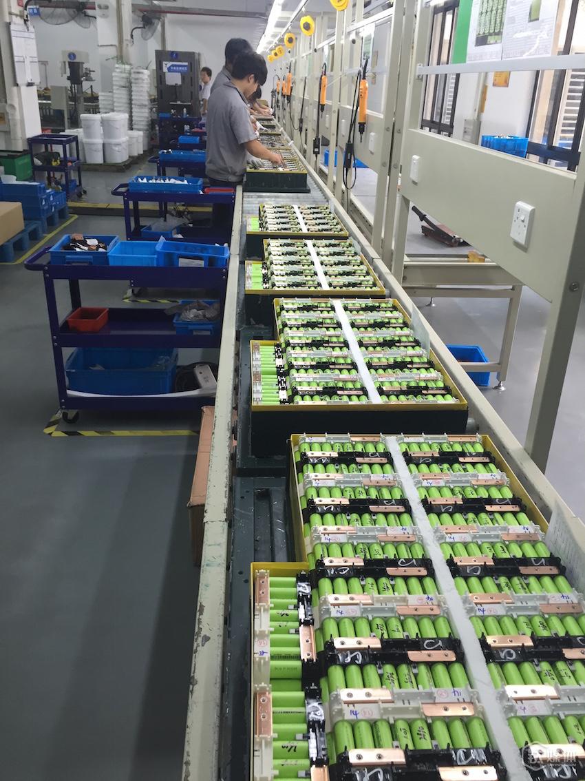 焊接好的电芯整齐排列在铝箱里，一块大电池含有1098颗电芯