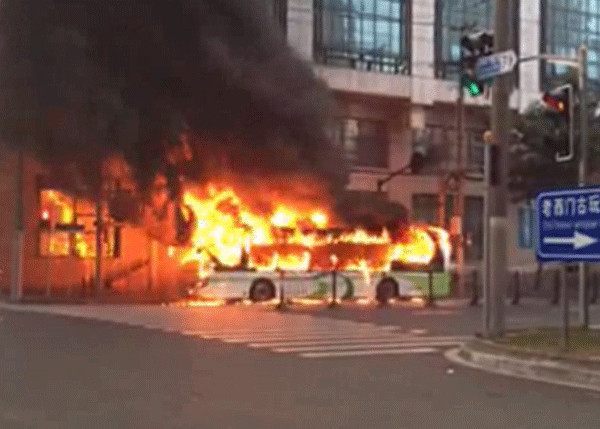 上海申沃超级电容公交车自燃 起火原因正在调查