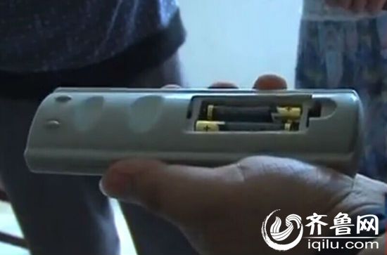 炸伤孩子的，正是这机顶盒遥控器里的七号电池。（视频截图）