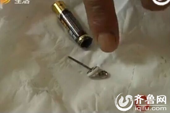 炸伤孩子眼睛的电池。（视频截图）