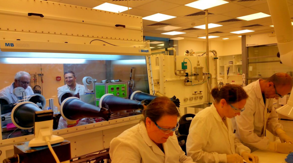 初创公司StoreDot的研究人员正在研发一种新型电池