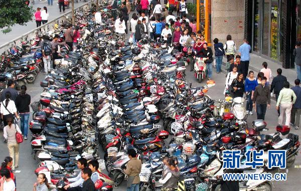 资料图片/深圳街头停放的电动车