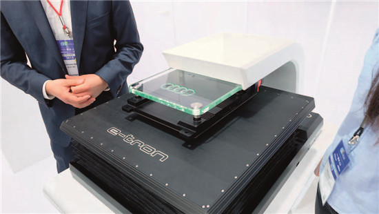 p83-2 2.在2015年CES展会上，奥迪展示了其最新的无线充电设备，电线圈可根据汽车底盘的高低自动升降。