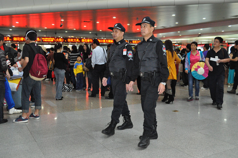 海口美兰机场举行锂电池起火应急演练 