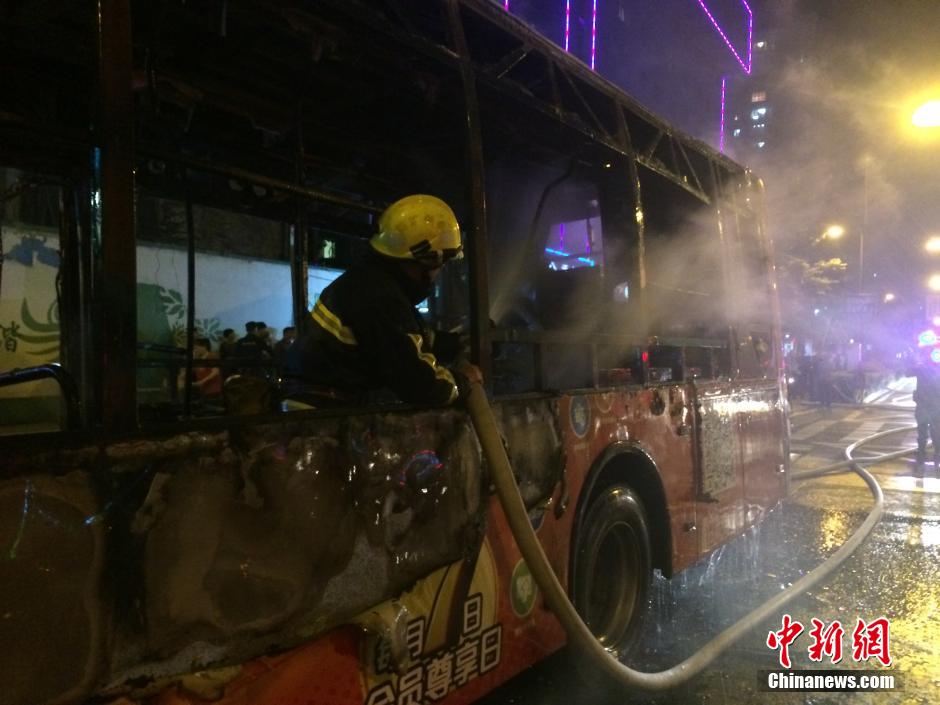 厦门金旅油电混合公交封停调查  原因：车辆尾部设备仓起火