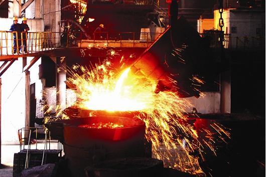 武钢45职工当协警背后：A股钢企半年亏超百亿