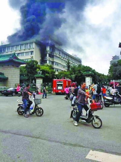 中南民族大学拟报废电池起火  未造成人员伤亡