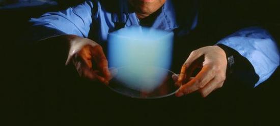 中国科学家研发石墨烯超级材料：轻如气球硬如金属