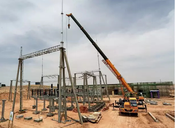 中民投宁夏同光200兆瓦光伏发电项目现场。该项目的一个配套工程项目正在修建