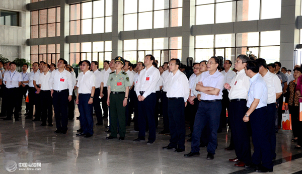 图为考察团正在听取国轩高科生产经营情况介绍  