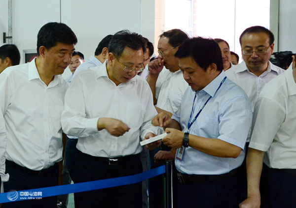 国轩高科总裁方建华正在向省委常委、副省长陈树隆（左二）介绍我公司电池产品