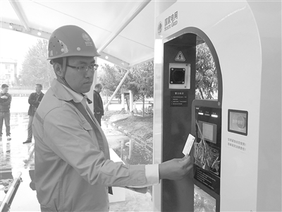 国网廊坊供电公司工作人员正在为电动汽车充电。记者张琳 摄