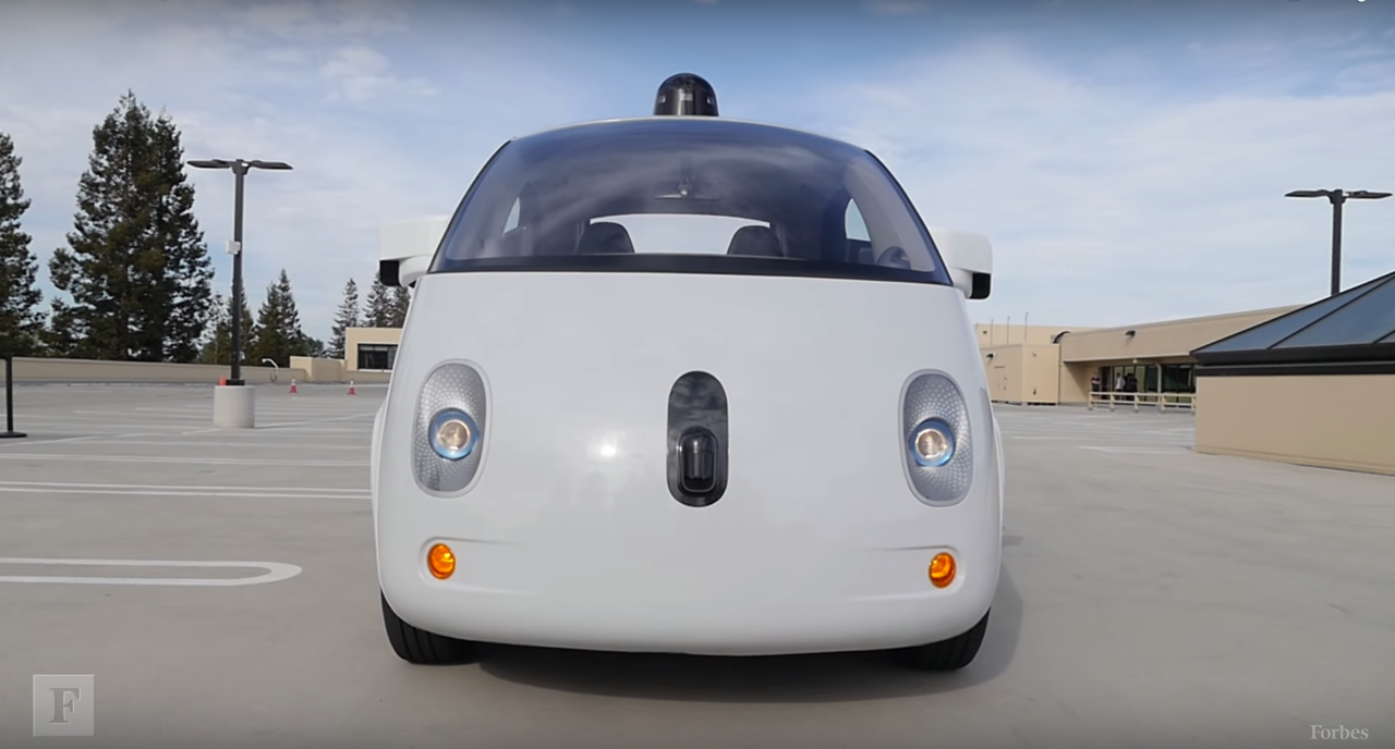 谷歌的自主驾驶汽车原型和安全驾驶员莎拉·汉尼根