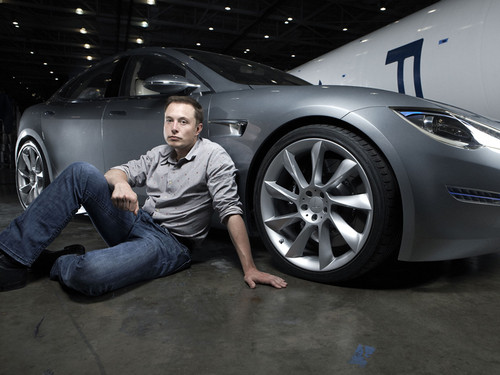 马斯克和他的特斯拉汽车（图片来自：baidu)