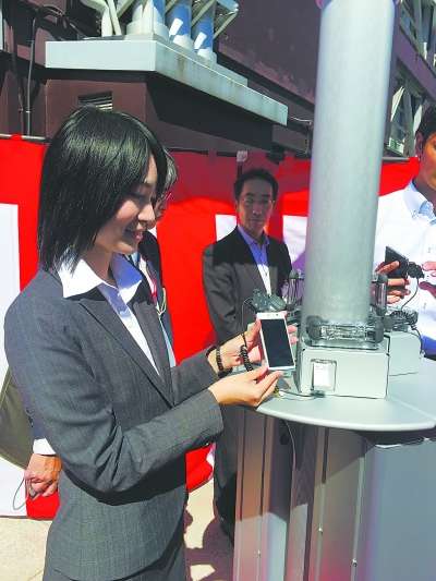 日本首座公共太阳能手机充电站日前在东京塔前亮相