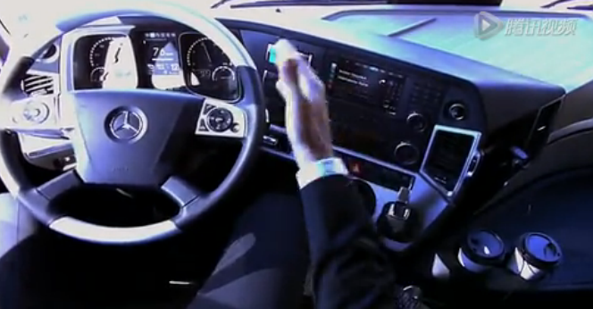 奔驰无人驾驶卡车上路测试 能自动转向和刹车