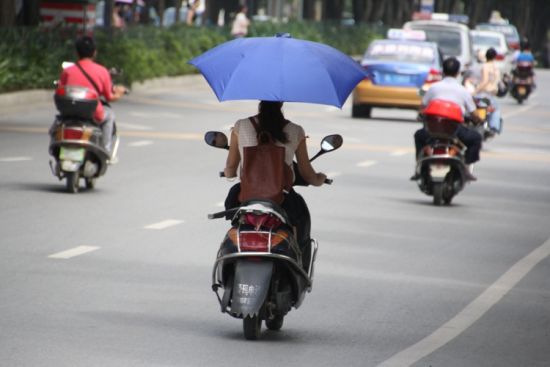 要路权也要规矩 严管电动自行车从两招入手