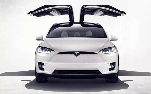 垂直打开的“鹰翼”车门