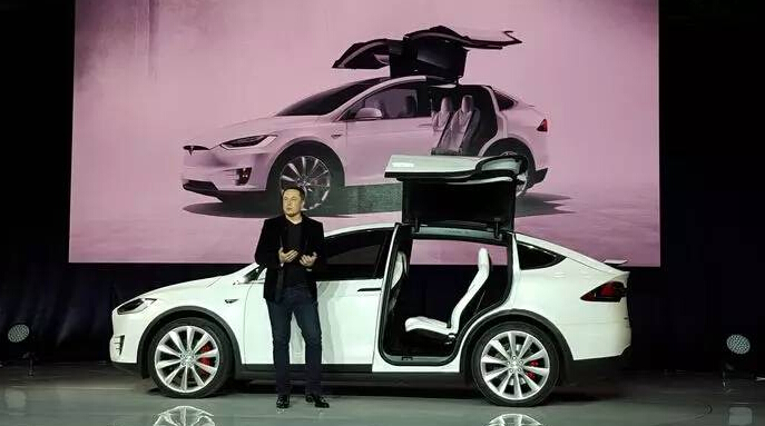 垂直打开的“鹰翼”车门