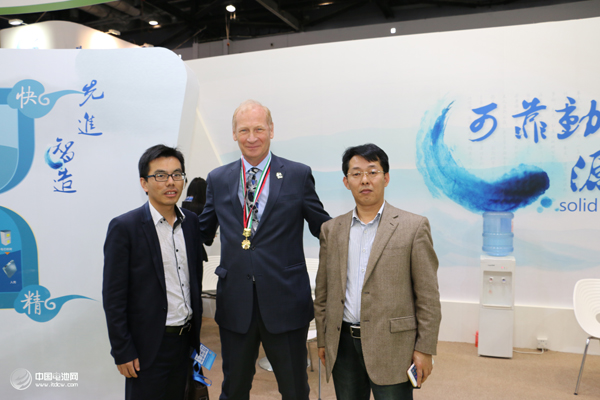 赛迪顾问吴辉与中国电池网创始人于清教和CATL首席技术官合影