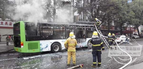 湖北咸宁一辆新能源公交自燃点着路边变压器 车价百万