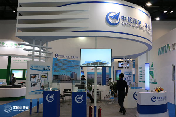 新能源车动力电池厂忙扩产  储能商业化提速