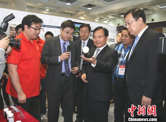青岛市委副书记、市长张新起参观2015中国国际石墨烯创新大会